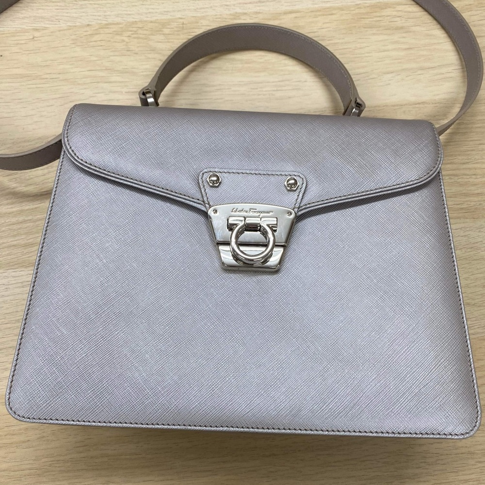 Ferragamo two way hand bag 💯 authentic